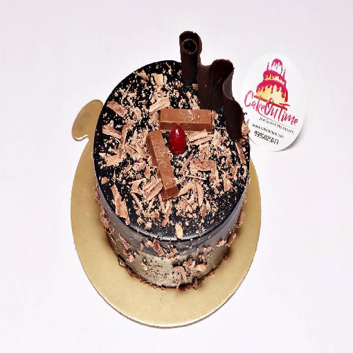 Chocolate KitKat cake